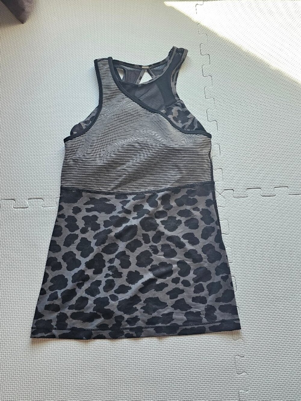 Lululemon workout top with built in bra size 6